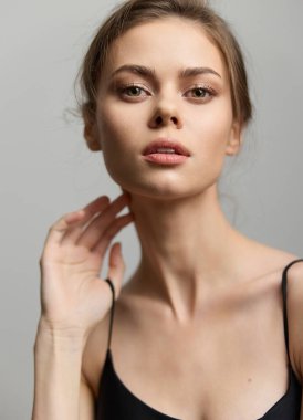 Minimalist stili olan kendine güvenen bir kadının portresi. Basit bir ortamda zarafet ve entelektüellik taşıyor. Doğal güzelliğe ve özgüvene odaklan..