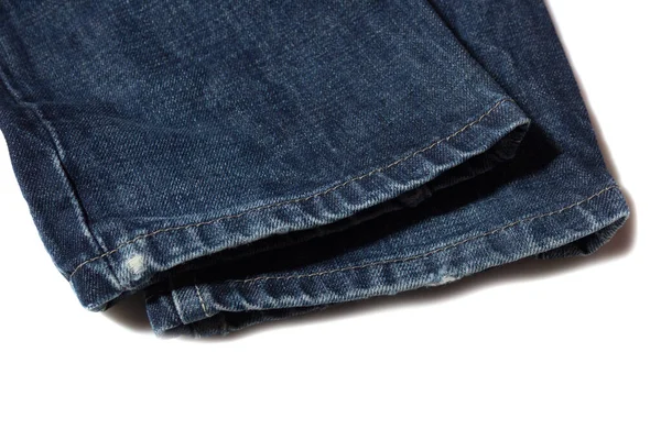 Ligeiramente Desgastado Bainha Jeans Azul Fundo Branco — Fotografia de Stock