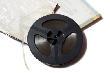 Beyaz arkaplanda karton kutulu makara kaset makarası