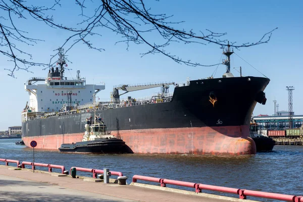 Três Rebocadores Empurrando Grande Navio Para Porto — Fotografia de Stock