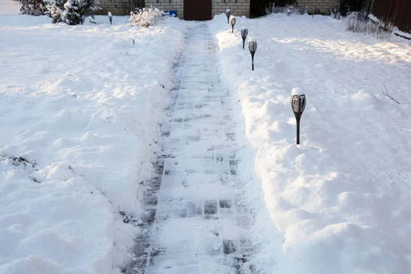 Świeżo Padający Śnieg Wyczyszczony Przodu Domu — Zdjęcie stockowe