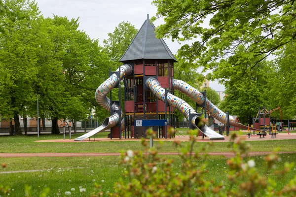 Atração Infantil Com Escorregas Parque Cidade — Fotografia de Stock