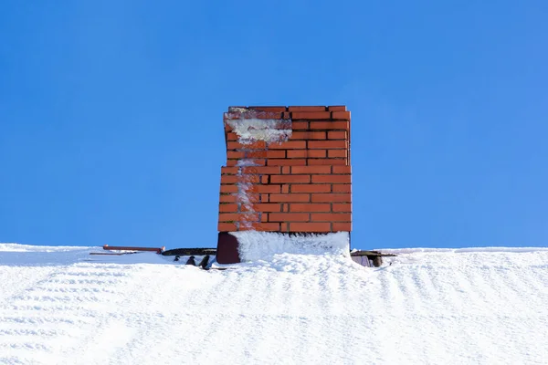 Beyaz Karlı Bir Çatıda Kırmızı Tuğla Bir Baca — Stok fotoğraf