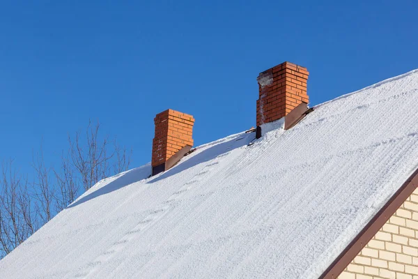 Zwei Rote Ziegelkamin Auf Einem Weißen Schneebedeckten Dach — Stockfoto