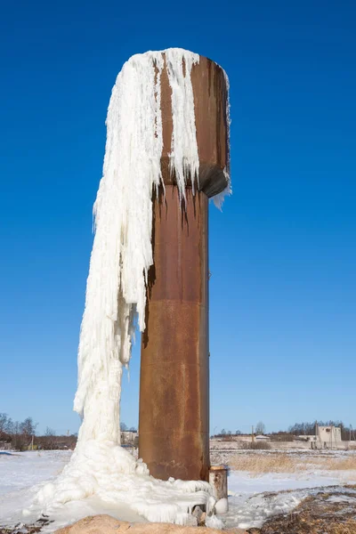 Donmuş Eski Bir Kulesinden Akıyor Masmavi Gökyüzünden — Stok fotoğraf