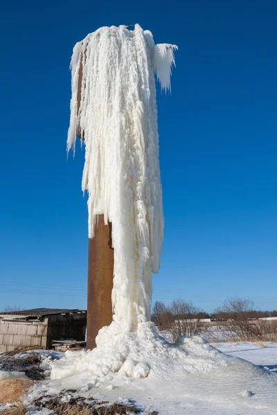 Donmuş Eski Bir Kulesinden Akıyor Masmavi Gökyüzünden — Stok fotoğraf