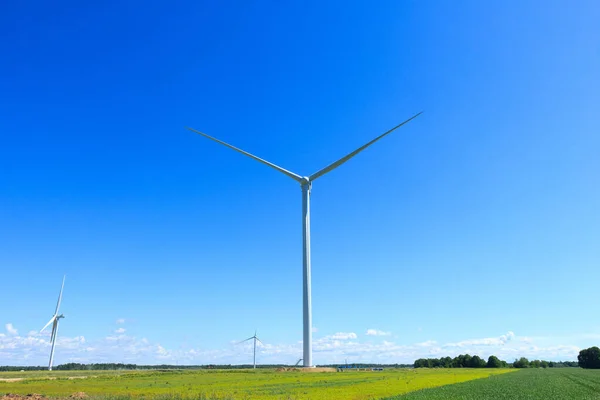田舎に新設された風力発電機 — ストック写真