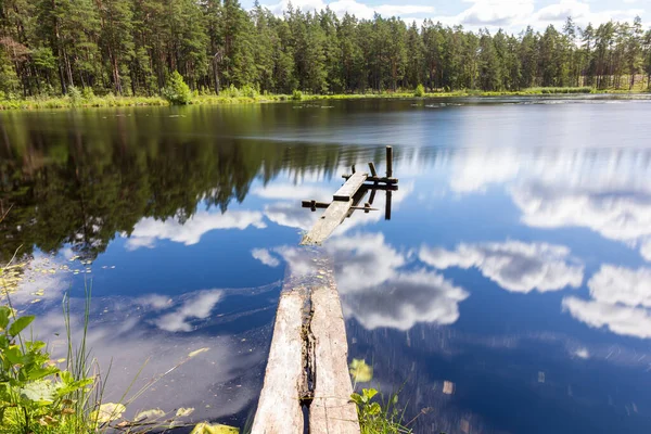 Pequeno Lago Mesa Com Calçadão Reflexão Nuvens Nele — Fotografia de Stock
