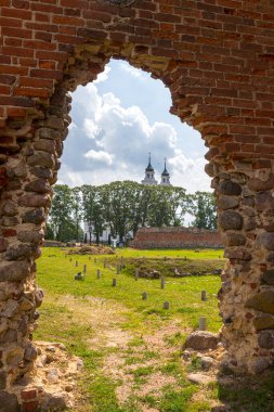Letonya 'daki Ludza Kalesi harabeleri. Şatonun ilk bahsi, 1433 yılında Livonya Düzeni 'nin daha büyük ve daha güçlü bir kale inşa ederek daha önce tahta bir kalenin yerini aldığı zamana dayanıyor..