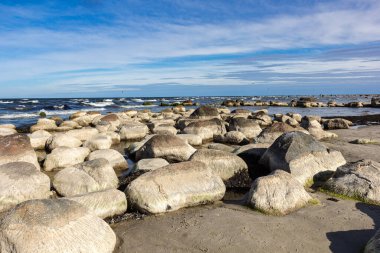 Baltık Denizi 'nde alışılmadık derecede düşük su seviyesi. Tüm kıyı kayaları görülebilir..