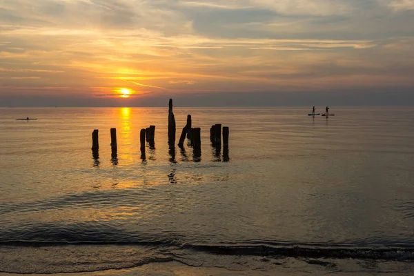 Sunset Baltic Sea Old Pier Ventspils Latvia Silhouettes Surfers — Stock Photo, Image