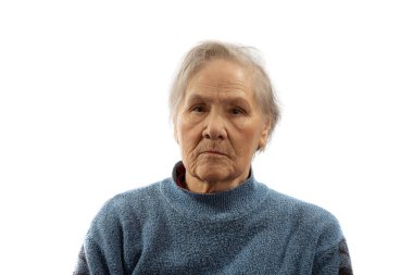 Beyaz arka planda yaşlı, ciddi bir kadının portresi.