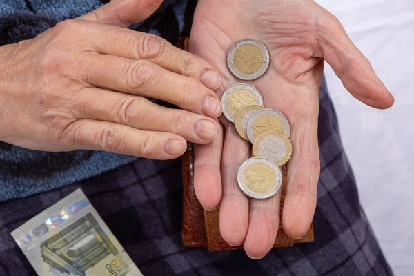 Egy Idős Euroérméket Számol Tenyerén — Stock Fotó