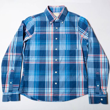 Beyaz arkaplanda uzun kollu erkek gömleği düğmesi