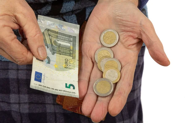 Μια Ηλικιωμένη Γυναίκα Μετράει Κέρματα Ευρώ Στην Παλάμη Της — Φωτογραφία Αρχείου