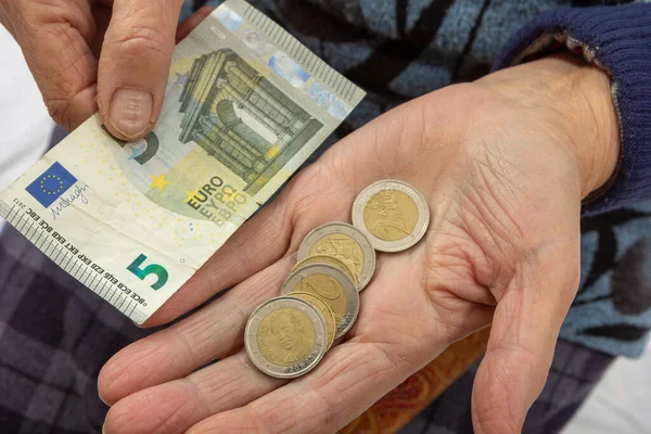 Una Vecchia Conta Monete Euro Sul Palmo Della Mano — Foto Stock