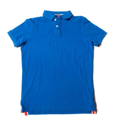 Beyaz arkaplanda mavi polo tişört