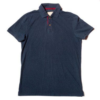 Beyaz arka planda günlük mavi erkek kısa kollu polo tişörtü