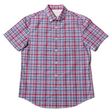 Beyaz arka planda, kısa kollu, mavi tişörtlü erkekler.