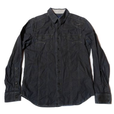 Beyaz arka planda, günlük koyu mavi kot gömlek.