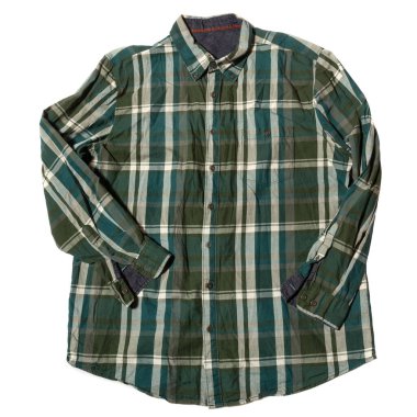 Beyaz arka planda erkekler uzun kollu gömlekler