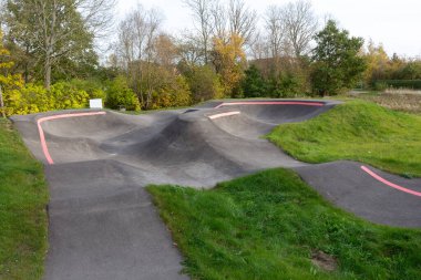 Boş bir BMX veya kaykay pompa pisti