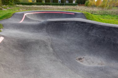 Boş bir BMX veya kaykay pompa pisti