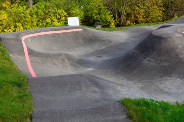 Boş bir BMX veya kaykay pompa pisti