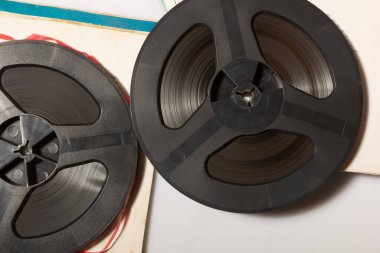 İki klasik manyetik ses bandı makarası