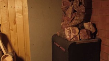 Geleneksel eski Rus hamamı SPA konsepti. Finlandiya sauna sauna saunasının geleneksel sauna aksesuarları kepçe ile döşenmiş detayları. Rahatlayın köy banyosu konsepti