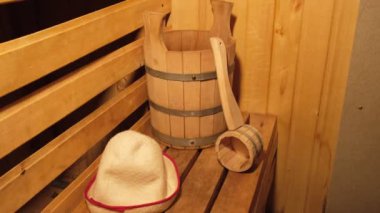 Geleneksel eski Rus hamamı SPA konsepti. Finlandiya sauna sauna saunasının geleneksel sauna aksesuarları kepçe ile döşenmiş detayları. Rahatlayın köy banyosu konsepti