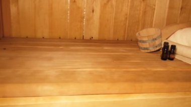 Geleneksel eski Rus hamamı SPA konsepti. Finlandiya sauna saunasında geleneksel sauna aksesuarları ve havlunun aromalı yağ kepçesi kullanılmış. Rahatlayın köy banyosu konsepti