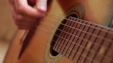 Kadın elleri klasik akustik gitar çalıyor, yakın plan. Müzik konsepti. Kız şarkı çalmayı ve şarkı yazmayı öğreniyor. Canlı müzik. Müzik festivali. Hobi aracı, boş zaman eğitimini gevşetin