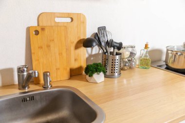 İskandinav klasik minimalist mutfak, beyaz ve ahşap detaylar. Modern beyaz mutfak çağdaş tarz iç tasarım