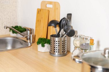 İskandinav klasik minimalist mutfak, beyaz ve ahşap detaylar. Modern beyaz mutfak çağdaş tarz iç tasarım