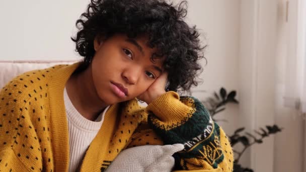 Afroamerikanerin Traurig Nachdenklich Unmotiviertes Mädchen Das Hause Auf Dem Sofa — Stockvideo