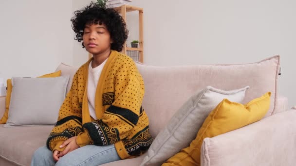 Afro Americano Triste Pensativa Menina Desmotivada Pensativo Sentado Sofá Casa — Vídeo de Stock