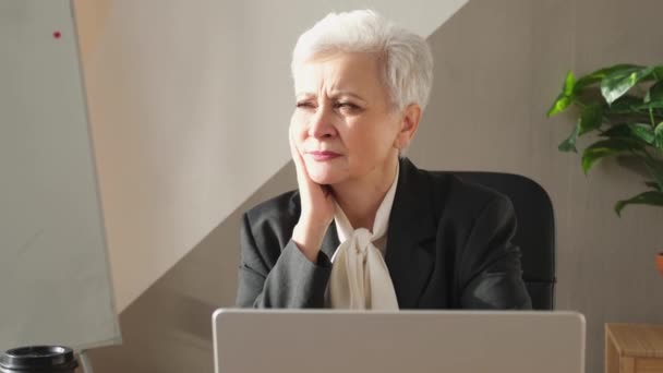Confident Stylish European Middle Aged Senior Woman Using Laptop Workplace — Vídeo de Stock