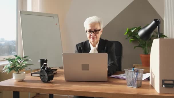 Confident Stylish European Middle Aged Senior Woman Using Laptop Workplace — Stok video