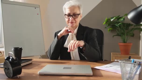 Впевнена Стильна Європеїстка Середнього Віку Старша Жінка Починає Працювати Робочому — стокове відео