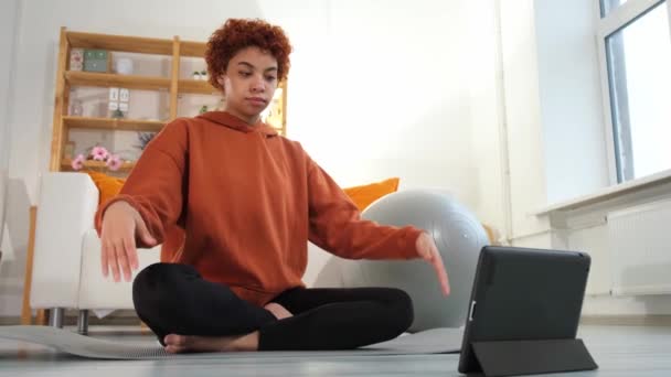 Meditação Mindfulness Yoga Jovem Menina Africana Saudável Praticando Ioga Casa — Vídeo de Stock