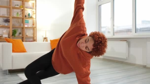 Entrenamiento Fitness Entrenamiento Joven Chica Africana Sana Practicando Yoga Casa — Vídeo de stock