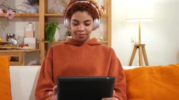 Beautiful African American Girl Afro Hairstyle Wearing Headphones Smiling Listening — Vídeo de stock