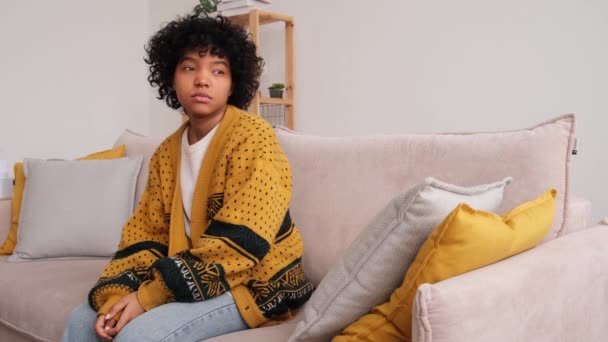 Afroameričanka Smutná Zamyšlená Dívka Doma Mladá Africká Žena Cítí Deprimovaná — Stock video