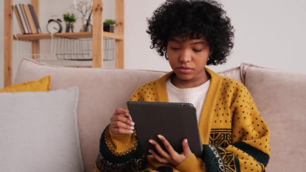 Menina Afro Americana Segurando Tablet Digital Tela Sensível Toque Página — Vídeo de Stock
