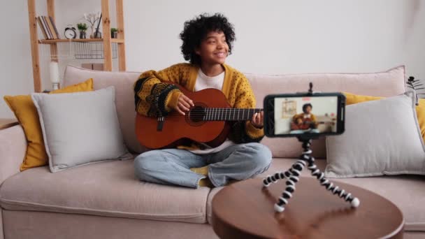 Blogger Guitarist Happy African American Girl Blogger Playing Guitar Singing — Vídeo de Stock