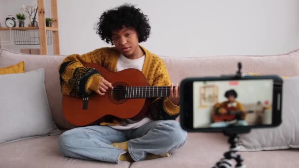 Blogger Guitarist Happy African American Girl Blogger Playing Guitar Singing — Vídeo de Stock