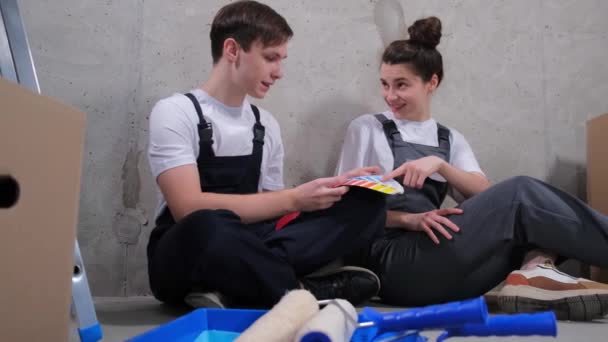 Hausdekoration Diy Sanierungskonzept Glückliches Paar Das Auf Dem Boden Einem — Stockvideo