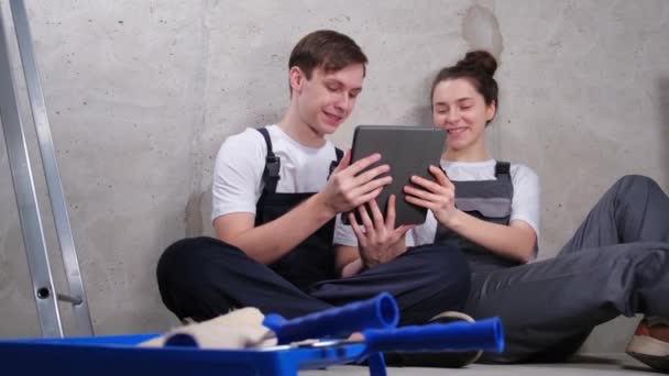 Casa Diy Concept Renovare Tineri Cuplu Fericit Stând Podea Căutarea — Videoclip de stoc