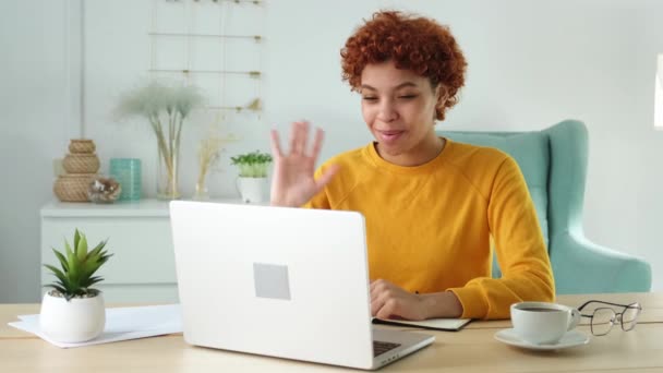 アフリカ系アメリカ人の少女が自宅のオフィスでビデオチャットをしている 若い女性がオンラインチャットビデオ通話を持っています 家族とのビデオチャット ソーシャルネットワークの親友 — ストック動画
